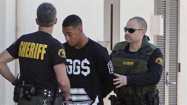 Policie v Los Angeles prohledala dm Justina Biebera a nala v nm kokain. Zpvkv kolega, rapper Lil Za, byl zaten.
