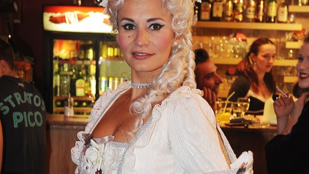Monika Absolonov coby Marie Antoinetta