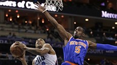 Tim Hardaway Jr. (vpravo) z týmu New York Knicks se snaží ze všech sil ubránit Tim Hardaway Jr. (vpravo) z týmu New York Knicks se snaží ze všech sil ubránit