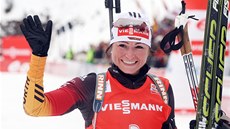 USMĚVAVÁ VÍTĚZKA. Andrea Henkelová se raduje z vítězství ve stíhacím závodě v USMĚVAVÁ VÍTĚZKA. Andrea Henkelová se raduje z vítězství ve stíhacím závodě v