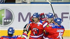 Střelec gólu Martin Thörnberg (uprostřed) se raduje se spoluhráči. Střelec gólu Martin Thörnberg (uprostřed) se raduje se spoluhráči.