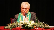 Prezident Miloš Zeman při setkání s občany v karlovarském hotelu Thermal. Prezident Miloš Zeman při setkání s občany v karlovarském hotelu Thermal.