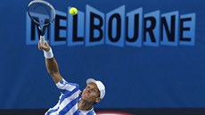 eský tenista Tomá Berdych podává v osmifinále Australian Open.