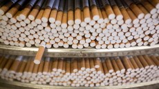 Každá z výrobních linek vychrlí 8-10 tisíc cigaret za minutu Každá z výrobních linek vychrlí 8-10 tisíc cigaret za minutu