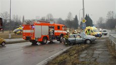 Hasii vyproují v Orlové idie automobilu Mazda poté, co narazil do sloupu...