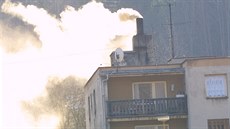 Kouř z komínů dokáže znepříjemnit život v širokém okolí. Na snímku bytovka v... Kouř z komínů dokáže znepříjemnit život v širokém okolí. Na snímku bytovka v...