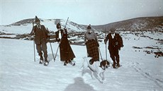 V zim 1899 vyrazila tato skupina na lyích na krkonoské plán.