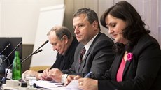 Poslanec a bývalý novinář Martin Komárek na zasedání volebního výboru, který... Poslanec a bývalý novinář Martin Komárek na zasedání volebního výboru, který...