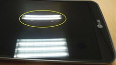 Vada, kterou vykazuje displej flexibilního LG G Flex při jeho nadměrně silném a Vada, kterou vykazuje displej flexibilního LG G Flex při jeho nadměrně silném a