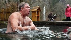 Novoroční očistná koupel pravoslavných věřících v umělém horském jezírku ve... Novoroční očistná koupel pravoslavných věřících v umělém horském jezírku ve...