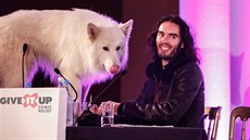 Russell Brand si zamiloval psa Jemimy Khanové Briana a bral ho vude s sebou.