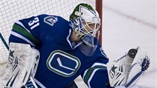 PUK V LAPACE. Eddie Lack, branká hokejist Vancouveru, zasahuje.