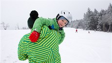 Malé dti nejsou v esku zvyklé na kotvové vleky, jaký je u tpánky. Znají...