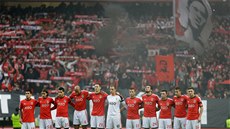 Fotbalisté Benfiky Lisabon drží minutu ticha za zesnulou legendu Eusebia. Fotbalisté Benfiky Lisabon drží minutu ticha za zesnulou legendu Eusebia.