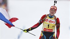 Gabriela Soukalová projídí vítzn cílem stíhacího závodu na 10 km v...