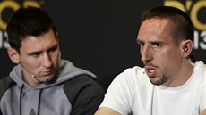Lionel Messi (vlevo) sleduje proslov Francka Ribéryho.