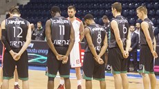 Basketbalisté Nymburka a Montepaschi Siena drží minutu ticha k uctění památky... Basketbalisté Nymburka a Montepaschi Siena drží minutu ticha k uctění památky...