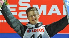 Andreas Wellinger se raduje ze svého premiérového vítězství. Andreas Wellinger se raduje ze svého premiérového vítězství.