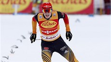 Německý sdruženář Eric Frenzel dojíždí vítězně do cíle závodu v Seefeldu. Německý sdruženář Eric Frenzel dojíždí vítězně do cíle závodu v Seefeldu.