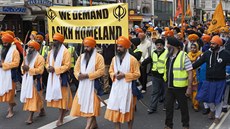 Nkolik tisíc Sikh pochodovalo 9. ervna 2013 ulicemi Londýna k pipomenutí...