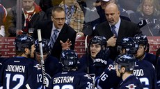 Paul Maurice, nový trenér Winnipegu, vysvtluje svým svencm svou pedstavu.