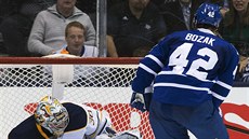 Tyler Bozak z Toronta práv pekonává buffalského brankáe Ryana Millera.