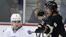 Teemu Selänne z Anaheimu se raduje z gólu, pocity smutku zaívá Chris Tanev z...