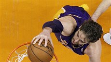 Pau Gasol z LA Lakers zakonuje na ko Phoenixu, o poznání mení a lehí Goran...