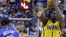 Lance Stephenson (vpravo) z Indiany střílí přes obranu Carmela Anthonyho z New... Lance Stephenson (vpravo) z Indiany střílí přes obranu Carmela Anthonyho z New...