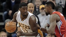 Roy Hibbert (vlevo) z Indiany se petlauje s DeAndrem Jordanem z LA Clippers.