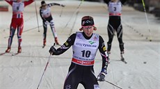 DOJEZD. Kikkan Randallová (s číslem 10) triumfovala ve volném sprintu na... DOJEZD. Kikkan Randallová (s číslem 10) triumfovala ve volném sprintu na...