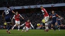 GÓL! Santi Cazorla z Arsenalu (tetí zleva) stílí branku v duelu proti Fulhamu.