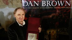 Dan Brown pevzal na tiskové konferenci v praské Novomstské radnici i cenu za...