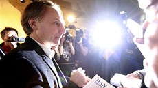 Dan Brown se po tiskové konferenci podepisoval fanoukm (15. ledna 2014)