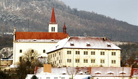 Areál zámku v itenicích na Litomicku, který byl vyehradské kapitule vrácen...