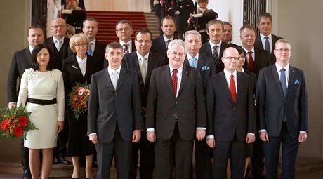 Prezident Milo Zeman na spolené fotografii s premiérem Bohuslavem Sobotkou a...