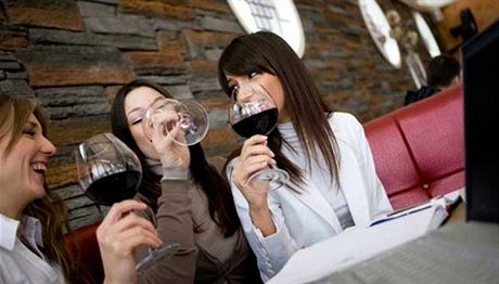 Vyrate si o víkendu s kamarádkami na víno nebo dobré jídlo. (ilustraní foto)