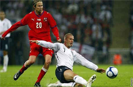 Anglie - esko: Beckham bojuje s Plailem (vlevo)