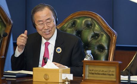 Generální tajemník OSN Pan Ki-mun dává palec nahoru na závr konference o...