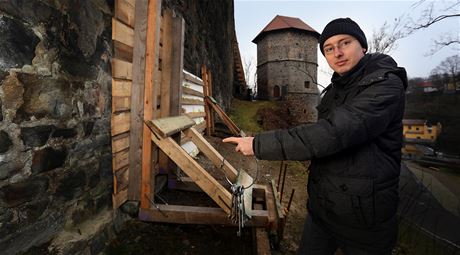 Kastelán Chebského hradu Tomá Dostál u severní zdi hradního paláce. Vinou