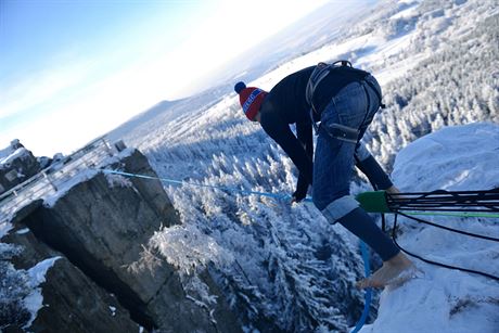 Nadenci pro slack line trnovali mezi dvma skalnmi vyhldkami na polsk...