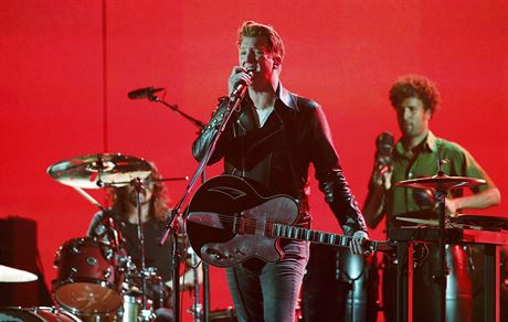 Josh Homme z Queens of the Stone Age hraje skladbu My God Is the Sun. (Grammy...