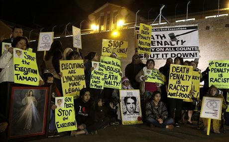 Lidé protestující ped vznicí proti poprav Edgara Tamaya. (23. ledna 2014)