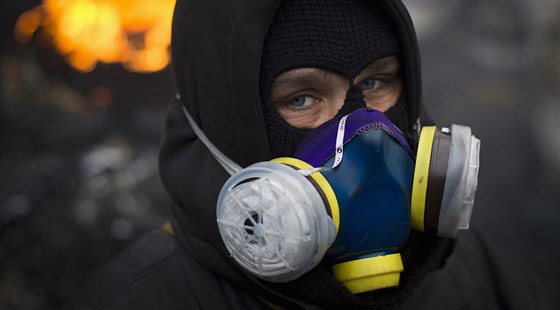 Protivládní demonstrant v centru Kyjeva (28. ledna 2014)