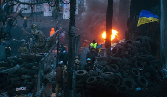 Protivládní demonstranti na barikádách v centru Kyjeva (28. ledna 2014)