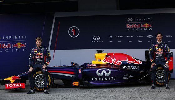 Usmvaví hoi z Red Bullu.Sebastian Vettel (vlevo) a Daniel Ricciardo pi