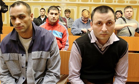 Za napadení dvou mu v Duchcov ped soudem stanuli Jaroslav Ferko (vlevo),...