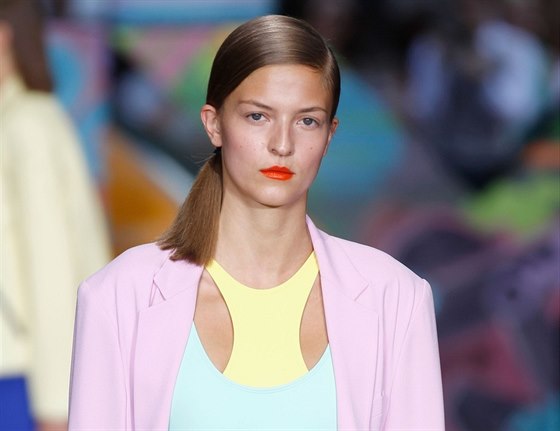 Svtové módní znaky, jako je DKNY, vidí jarní trendy barevn.