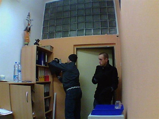 Pachatele vloupání do kanceláské budovy v Kolbenov ulici ve Vysoanech...