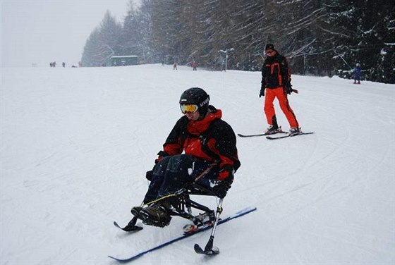 Hendikepovaná dívka jela na monoski. (Ilustraní snímek)